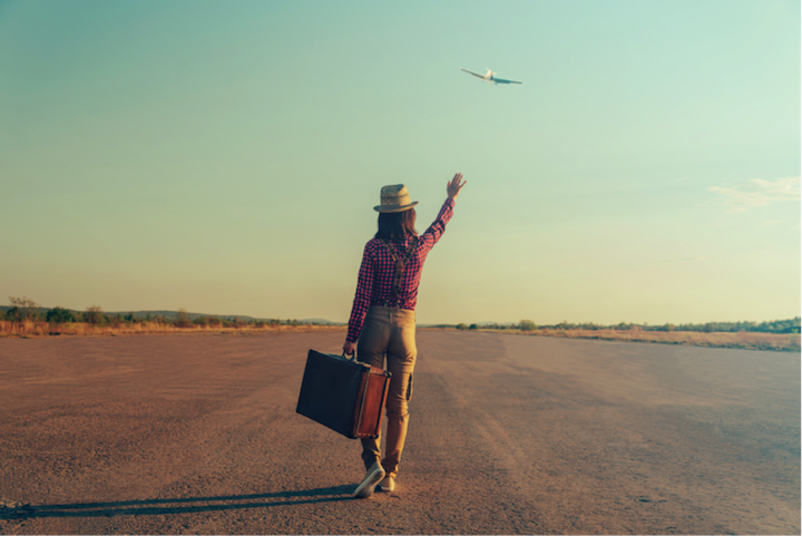 Frau auf Landebahn